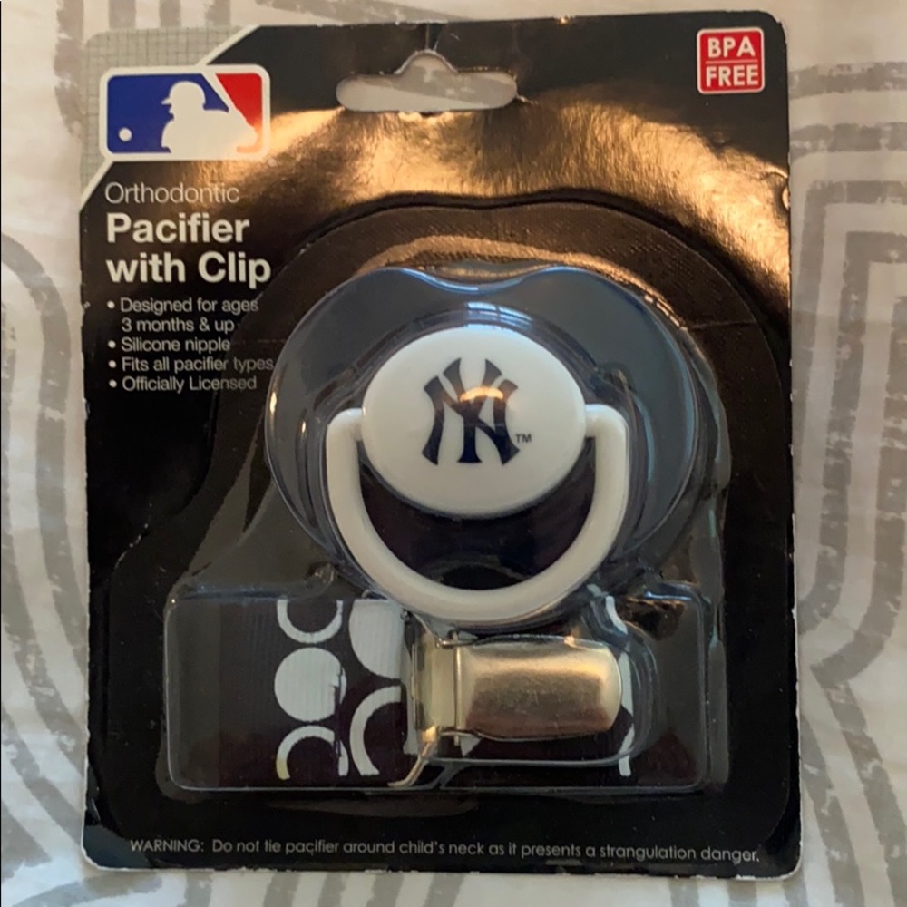 Brand new in box Yankees pacifier w/ clip